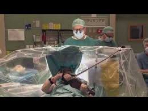Ուղեղի վիրահատության ժամանակ հիվանդը ջութակ է նվագել