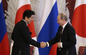 Премьер Японии хотел бы продолжить диалог с Путиным