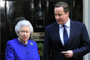 Кэмерон намерен извиниться перед британской королевой за слова о ее «мурлыкании»
