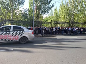 Перед зданием НС проходит акция протеста