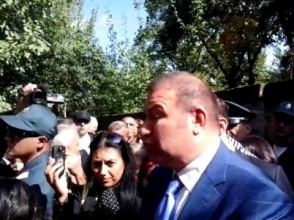 Депутаты от ППА и АНК вышли к участникам акции протеста (видео)