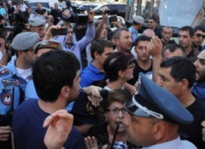 Фоторепортаж с акции протеста перед НС