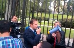 Депутаты от невластных фракций снова встретились с протестующими (видео)