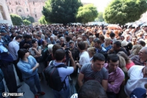 Перед зданием Правительства РА проходит акция протеста