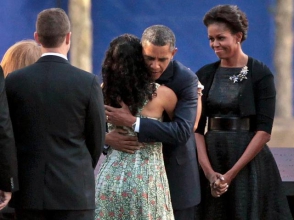 Օբաման գրկել և համբուրել է Էբոլայով  վարակվածների հետ շփում ունեցած բուժքույրերին