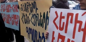 Բողոքի ցույց Կառավարության շենքի դիմաց՝ ընդդեմ մայրության նպաստի վերաբերյալ օրինագծի