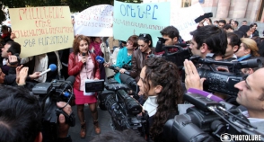 Բողոքի ցույց ԱԺ-ի դիմաց՝ ընդդեմ մայրության նպաստի օրինագծի