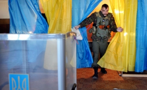 Партии Яценюка и Порошенко лидируют на выборах в Раду