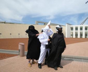 Կու-Կլուկս-Կլանի հագուստով և նիկաբով տղամարդկանց արգելել են մտնել Ավստրալիայի խորհրդարան