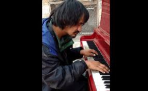 30 տարի փողոցում ապրող տղամարդը նվագում է իր գրած երաժշտությունը