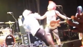 «NOFX»-ի առաջատարը երկու հարվածով «չեզոքացրել» է բեմում հայտնված երկրպագուին