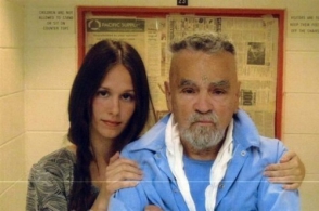 80-ամյա սերիական մարդասպանն ամուսնացել է 26-ամյա կնոջ հետ