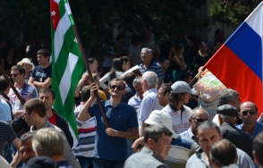 В Сухуме прошли митинги сторонников и противников нового договора между Абхазией и Россией