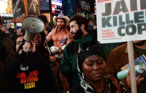 В Нью-Йорке проходят акции протеста против решения по делу об убийстве в Фергюсоне