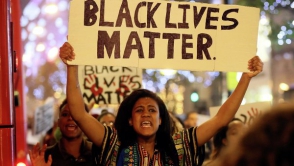 Լոնդոնում ավելի քան հազար մարդ բողոքում է Ֆերգյուսոնում սպանության գործով դատարանի որոշման դեմ