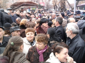 Акция протеста работников завода «Наирит» перед зданием президентской резиденции (фоторепортаж)