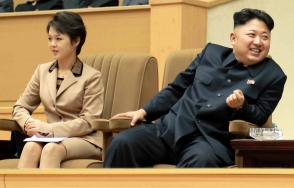 Ким Чен Ын вместе с супругой посетил концерт, подготовленный женами военнослужащих КНДР