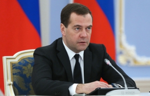 Медведев: «Рубль не может не реагировать на санкции»