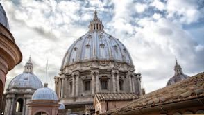 Предприниматель 48 часов сидел на куполе собора в Ватикане