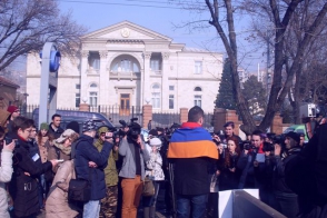 Акция протеста движения «Я – против!» перед президентской резиденцией (фоторепортаж)