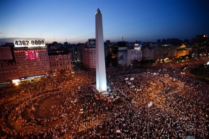 Аргентинцы требуют расследования смерти прокурора, обвинившего президента страны