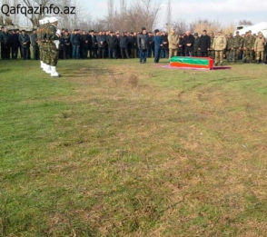 Погибшего в результате «несчастного случая» азербайджанского контрактника похоронили в сопровождении почётного караула