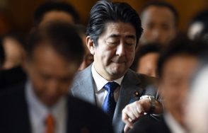 Синдзо Абэ потребовал от главы МИД продолжать работу по освобождению японского заложника