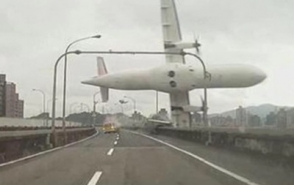 Число жертв крушения самолета на Тайване достигло 32 человек