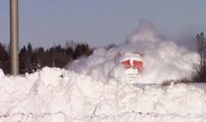 Поезд пробивается через снег