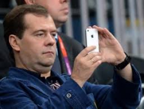 Хакеры выставили на продажу информацию из смартфонов Медведева