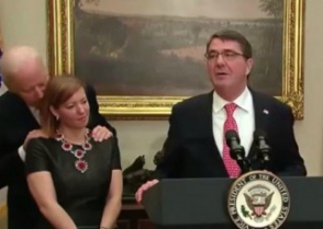 Объятия Байдена смутили супругу министра обороны США (видео)