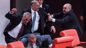 Драка в парламенте Турции: 5 депутатов получили травмы (фото)