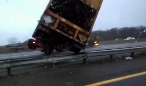 Невероятный полет фуры через ограждение