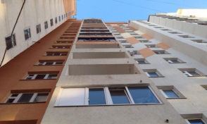 Ընկել է 8–րդ հարկից, այնուհետև վեր կացել և գնացել հետ