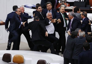 Թուրքիայի խորհրդարանում կրկին իրար են ծեծել (տեսանյութ)