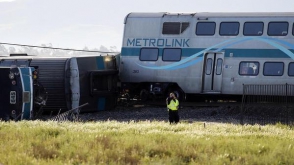 В столкновении поезда с грузовиком в Калифорнии пострадали 50 человек