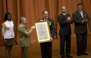Рауль Кастро наградил пятерых кубинских разведчиков, освобожденных из тюрем в США