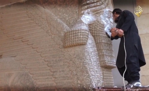 Боевики ИГ уничтожают древние памятники в Ираке (видео)
