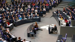 Бундестаг ФРГ одобрил продление программы помощи Греции
