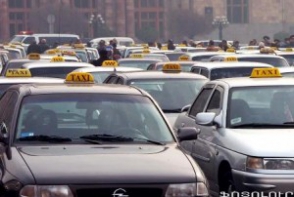 Таксисты проводят акцию протеста на площади Республики