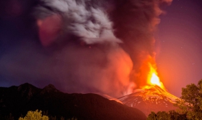 Из-за извержения вулкана в Чили эвакуируют людей