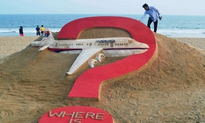 На пляже в Австралии нашли упаковку салфеток, возможно, с малайзийского «Boeing» (видео)