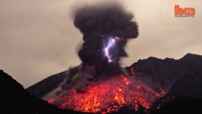 Вулканические молнии удалось снять на видео