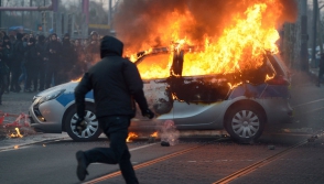 Գերմանիայում ԵԿԲ հակառակորդները ոստիկանների վրա քարեր են նետել