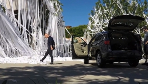 Дом американского телеведущего забросали четырьмя тысячами рулонов туалетной бумаги (видео)