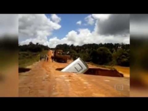 Բրազիլիայում մարդատար ավտոբուսն ամբողջությամբ անցել է գետնի տակ