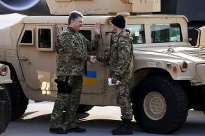 Порошенко лично встретил самолет с американской военной техникой (видео)