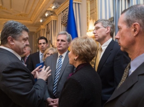 Порошенко обсудил с конгрессменами США поставку нелетальной военной помощи Украине