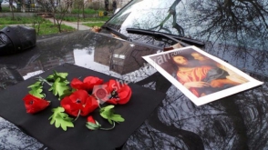 Հայտնի է Արագածոտնի մարզպետի եղբոր մեքենայի վրա սրբապատկեր ու ծաղիկներ թողած անձը