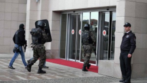 Թուրքիայում զինված անձինք ներխուժել են իշխող կուսակցության շենք (տեսանյութ)